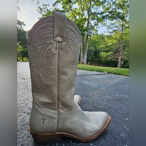 FRYE Billy pull on boots sz 8.5 off white